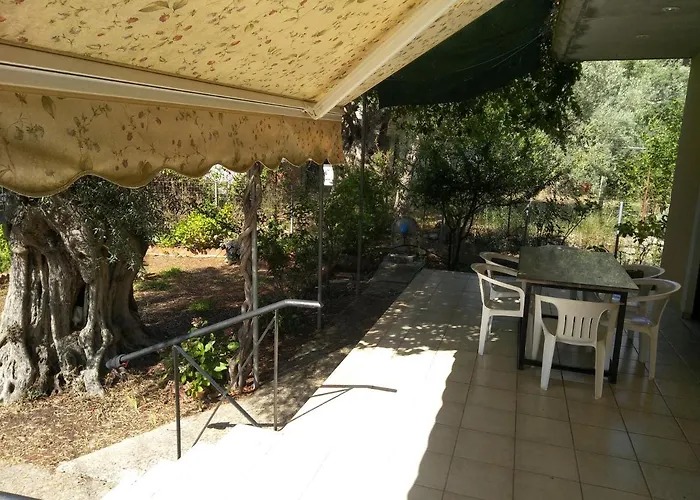 Lefkas House With Garden Vakantiehuis Tsoukaládhes