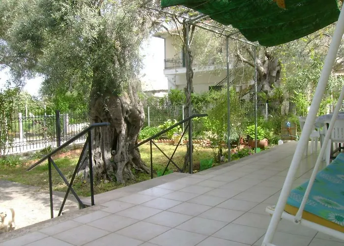 Lefkas House With Garden Tsoukaládhes